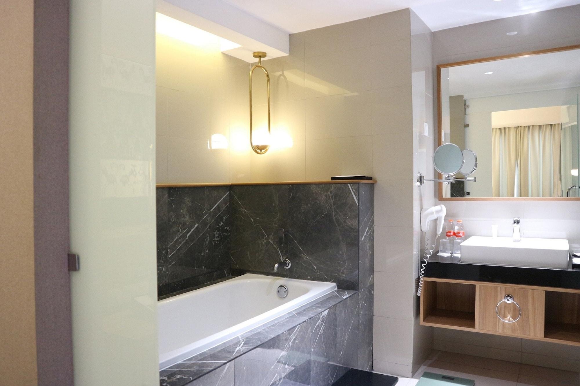 Santika Premiere Bintaro Hotel Серпонг Екстериор снимка